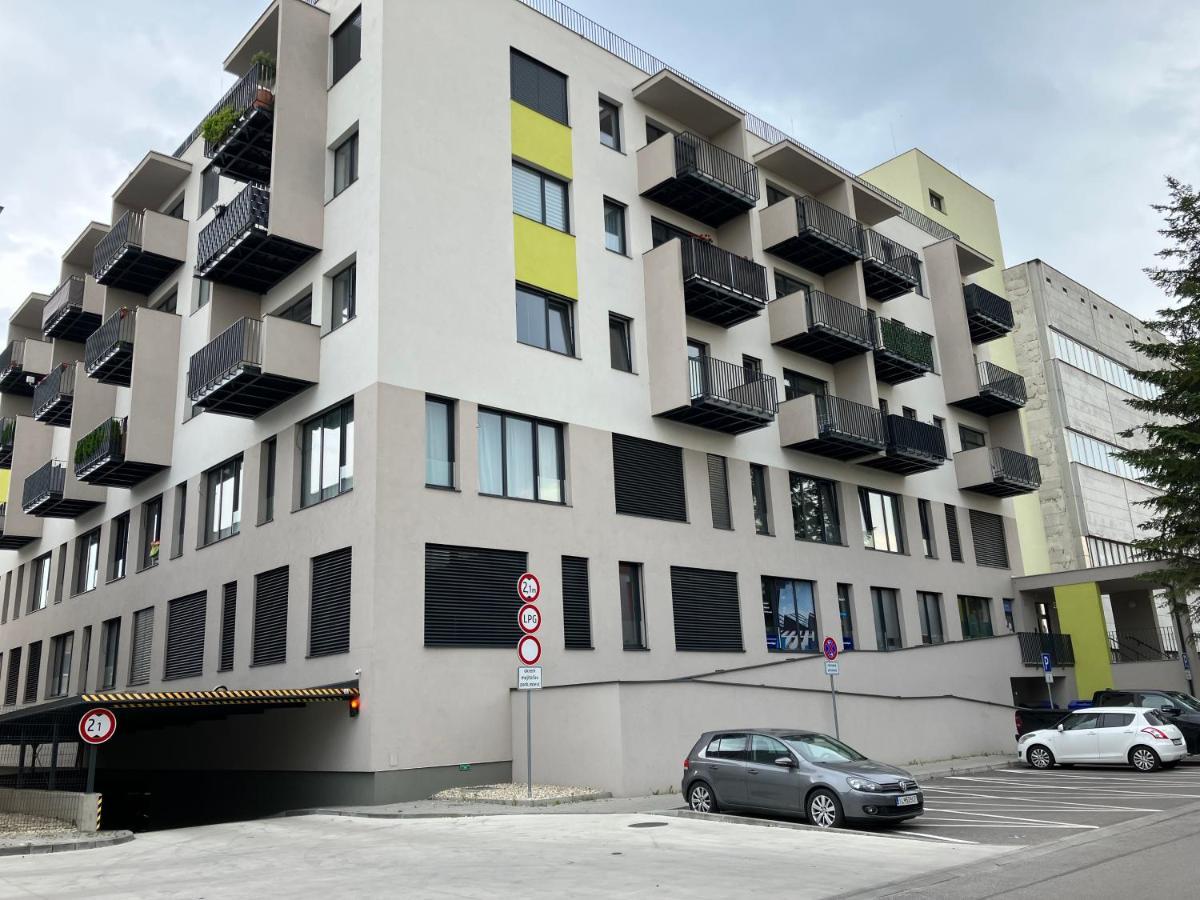 Deluxe Apartment เตร็นชีน ภายนอก รูปภาพ