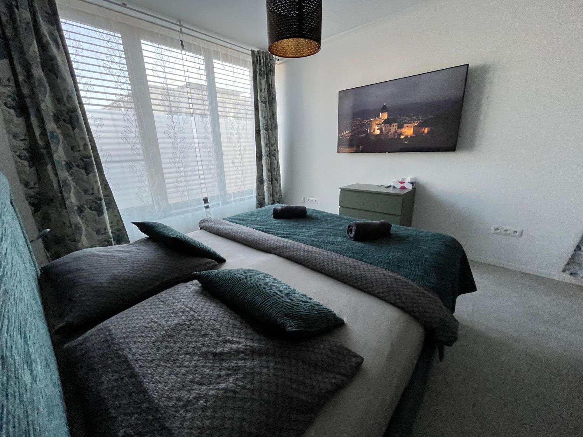Deluxe Apartment เตร็นชีน ภายนอก รูปภาพ